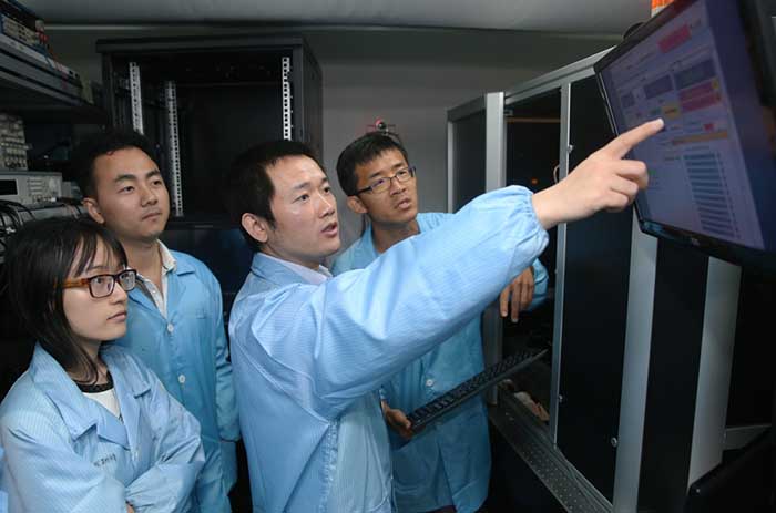 上海交通大学金贤敏团队研制出了首台基于光子集成芯片的物理系统可扩展的专用光量子计算原型机