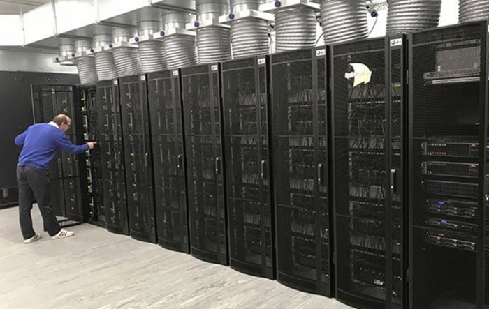 拥有100万个处理器核心和1200块互联电路板的超级计算机设备